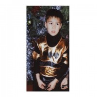 8-летний Саят Мынбай: рост примерно 135-140 сантиметров, худощавого телосложения. Был одет в красную футболку, серые шорты и коричневые сандалеты.