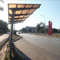 Эта остановка со сломанным сидением находится напротив ЦОНа.