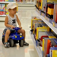 Прежде чем купить игрушками можно поиграть