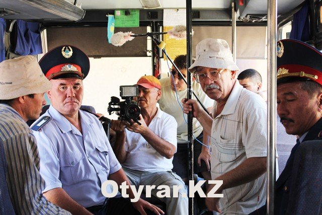 Съемки в автобусе, где полицейские везут заключенных на кирпичный завод