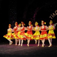 Танец на сцене на празднике языков