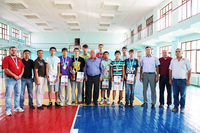 Молодежная сборная ЮКО по баскетболу вместе с тренером и руководством спорт школы