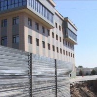 Из-за котлована обрушился забор банка. Теперь опасность угрожает самому зданию