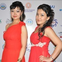 Айгуль Елиубаева и Айжан Ергешова. Сразу после бала Айжан как Золушка из сказки убежала из дворца «Даму»