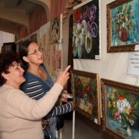 Картины на выставке заинтересовали посетителей