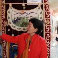 Представительница творческого коллектива "Ынтымак" рассказывает о своей работе