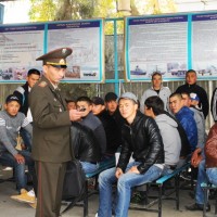 В Казахстане стартовал весенний призыв на срочную службу Призывники ждут своей очереди