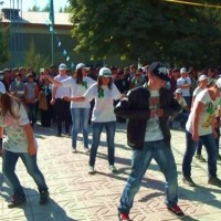 Под современную музыку будущие автомеханики начали танцевать