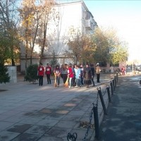 Молодежь убрала территорию учебного заведения. И вычистила площадку возле у памятника Алии Молдагуловой