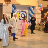 Для юбиляров и телезрителей в торжественный день выступали различные национальные культурные центры, музыканты и танцоры.