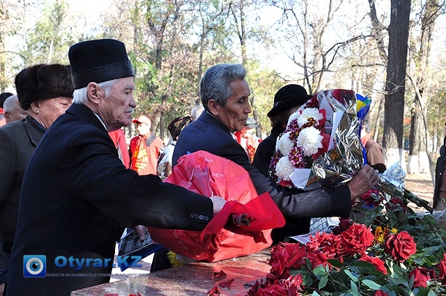 Возлагают цветы памятнику Владимиру Ленину