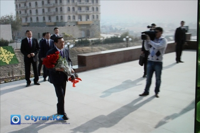 Премьер возложил цветы к монументу