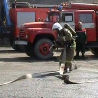 Пожарные отрабатывают действия на свинцовом заводе. Это первые учения после крупного пожара на предприятии