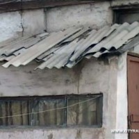 Жители дома, признанного аварийным уверяют: их дом вполне пригоден для жилья, а вот земля, на котором находится их жилье, явно кому-то приглянулась