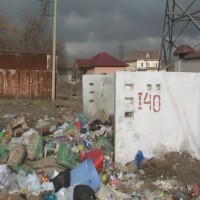 Жители района Водоканала вот уже месяц не могут добиться уборки двора, где живут пенсионеры, инвалиды.