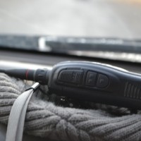 По дороге связь между машинами держали по рации. Потом они же пригождались и на трассах. А как еще собрать народ с разных склонов на перекус и текилу?