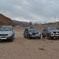 Частично оттаявший караван тормознулся на пляже. Ноги размять.