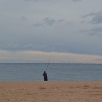 А там люди рыбу ловят