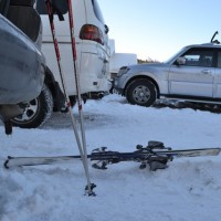 Парковки забиты машинами. До конца работы подъемников никто отсюда не выедет.