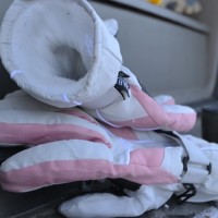 Белые перчатки трудно искать на снегу. Проверено