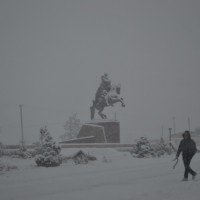 Ближе к Боомскому ущелью снег повалил сплошной пеленой. Белая мгла.