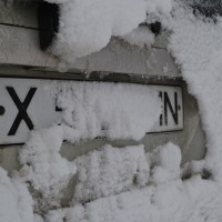 Из-за снега и ветра номеров не видно, приходилось их периодически чистить.