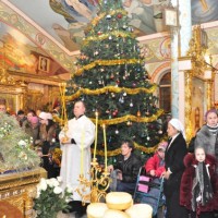 В Святоникольском кафедральном соборе рождественская ель — не только торжественное богослужение, но и задорный детский праздник