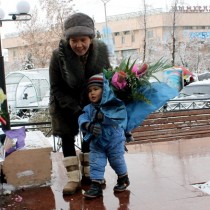 Трех летний, Динмухамед Янгибаев пришел с мамой возложить цветы. Его бабушка настояла на том, чтобы внука назвали в честь Динмухамеда кунаева.