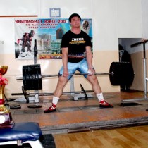 Во время тренировок Александр продемонстрировал свою силу и в становой тяге поднял 300 килограммов
