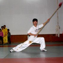 Молодой тренер по ушу таолу продемонстрирует китайское боевое искусство