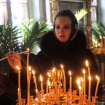 Выходной день празднования Рождества переноситься не будет Рождество. Церковь. Свечи