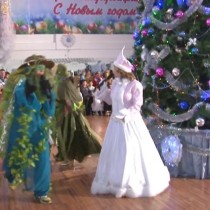 Сказочные герой поздравляли пришедших на утренник детей