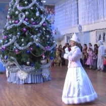 Подарки и хорошее настроение получили дети на новогоднем утреннике