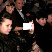 Поклоницы Каримова записывали его выступления на смартфоны.