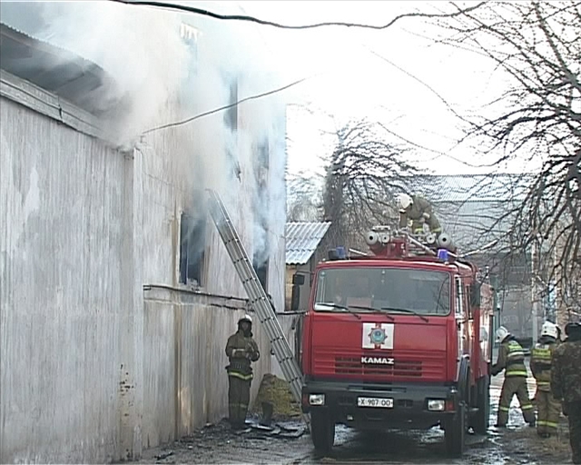 В Шымкенте загорелась хозпостройка при мечети otyrar