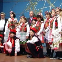 Шымкентские поляки получили в дар от Консула Польши в Алматы настоящие краковские костюмы Ребятам из областного польского культурного центра перед высокими гостями выступать не впервой