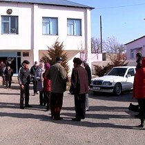 Жители села Кок-Сайек возле местного акимата