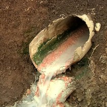 Труба, из которой текут ядовитые отходы