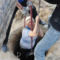 Вот так спускается в колодец Абдикерим Оразбаев. 63-летний мужчина посвятил 27 лет своей жизни этому делу