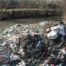 О стихийной свалке мусора по ул. Интернациональной  мы уже рассказывали