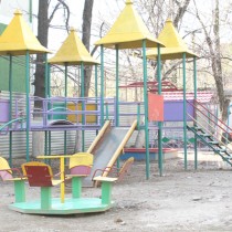 В Енбекшинском районе благоустраивают дворы многоэтажек