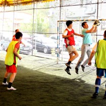 В десятиминутном матче каждая команда забивала в ворота по 4-ре, 5-ть голов.