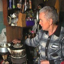 Все продукты семья находит на помойке. Бедная семья