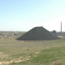 В этой горе — 500 тысяч тонн отходов работы свинцового завода