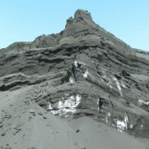 Гора шлама. Отходы переработки руды. Свинцовый шлам