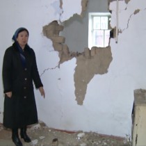 дыра в стене у тетки