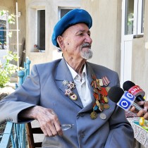 Боран Ахунов родился в 1925 году в «Чимкенте». Закончив 7 классов поступил на преподавателя. Потом в 1941 году его призвали на войну