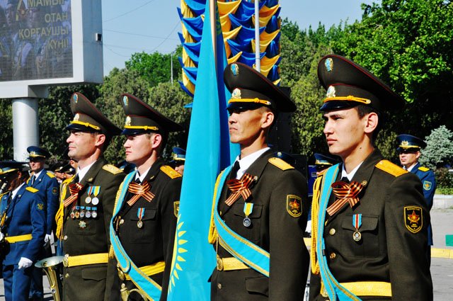 7 мая можно. 7 Мая Казахстан. 7 Мая праздник. 7 Мая картинки. 7 Мая в Казахстане картинки.