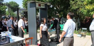 На два часа позже началось ЕНТ в центре тестирования при ЮКГИ Школьники почти два часа проходили через металлоискатель