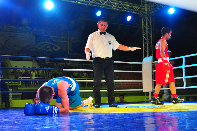 В трех минутном раунде в весе до 49-ти килограммов алматинский спортсмен Анвар Музапаров трижды отправляет боксера из Тараза - Азамата Исакулова в нокдаун